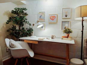 Charming Basement Suite with Private Entrance Near Subway, Koreatown & UofT